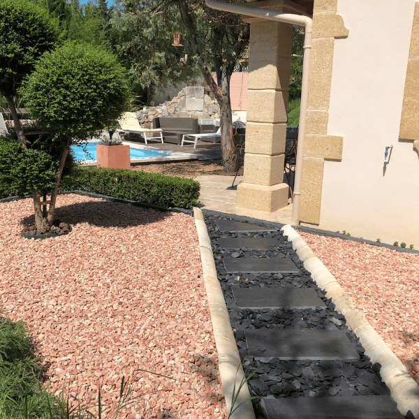 Aménagement extérieur d'une allée avec du gravier marbre rose à St Savournin