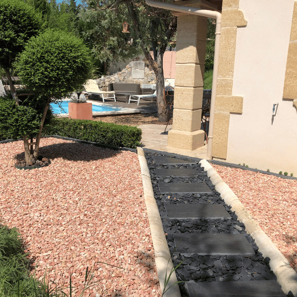 Graviers, pouzolane, gravillons, tout pour la déco du jardin