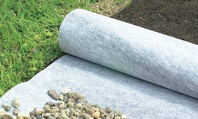 géotextile en rouleau avec gravier dessus