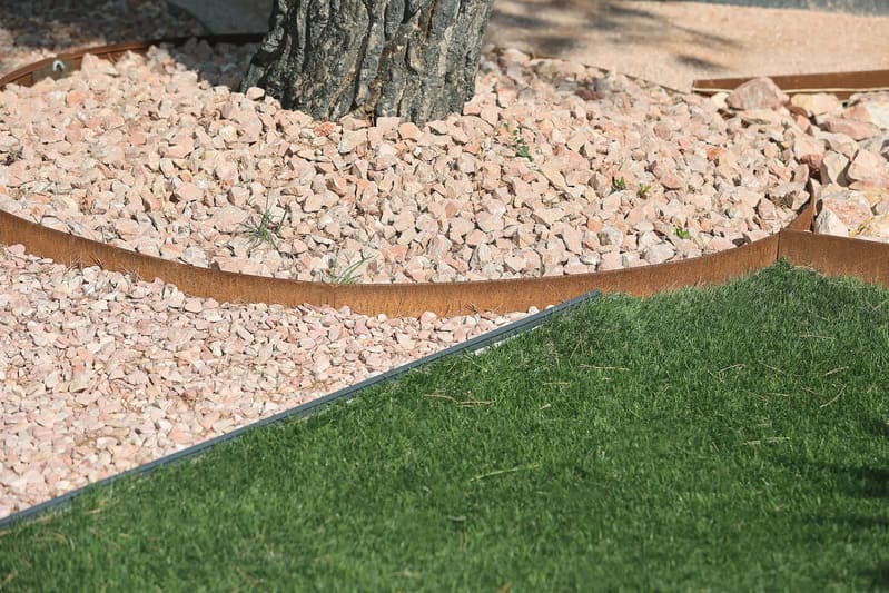 Aménagement extérieur avec du gravier décoratifde Marbre rose