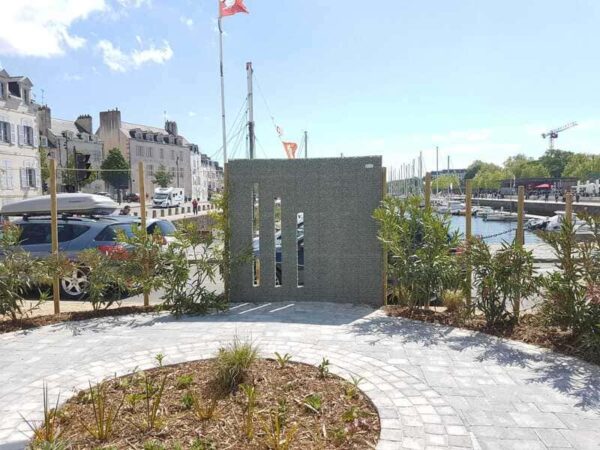 Aménagement extérieur avec un mur en gravillon