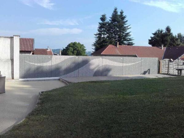 Aménagement extérieur avec un mur en gravillon