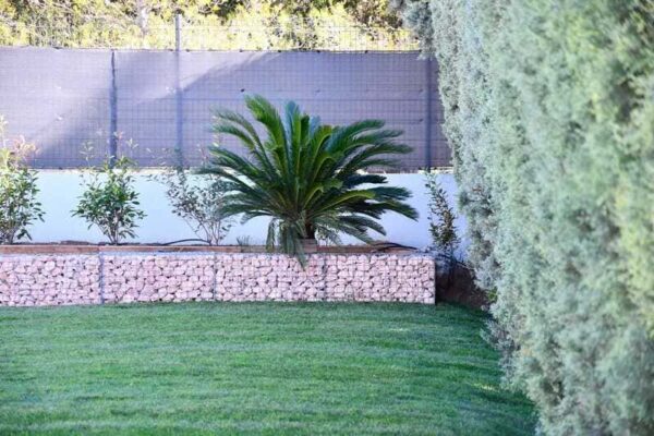 Aménagement extérieur avec un mur en gabion maille 5x5 cm