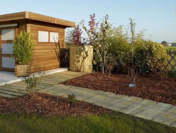 Espace du jardin avec traverse paysagère