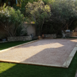 Aménagement d'un terrain de pétanque avec du sable pétanque rose