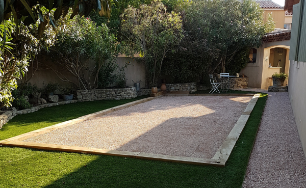 Aménagement d'un terrain de pétanque avec du sable pétanque rose