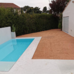 Pourtour de piscine sable gazon marbre rose