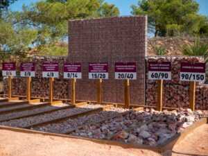 Notre showroom à Vitrolles, agrégats de marbre rose : galets, gravier, sable et pierre à gabion