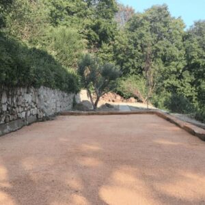 Terrain de pétanque avec du sable rose