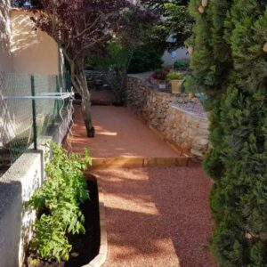 Terrain de pétanque avec du sable rose