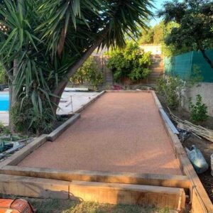 Terrain de pétanque avec du sable rose