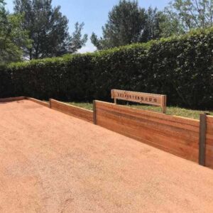 Terrain de pétanque avec du sable rose