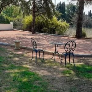 Terrain de pétanque avec du sable rose