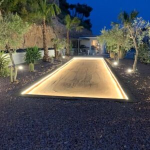 Terrain de pétanque avec du sable rose