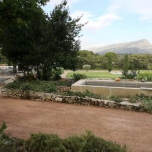 Terrain de pétanque avec du sable rose