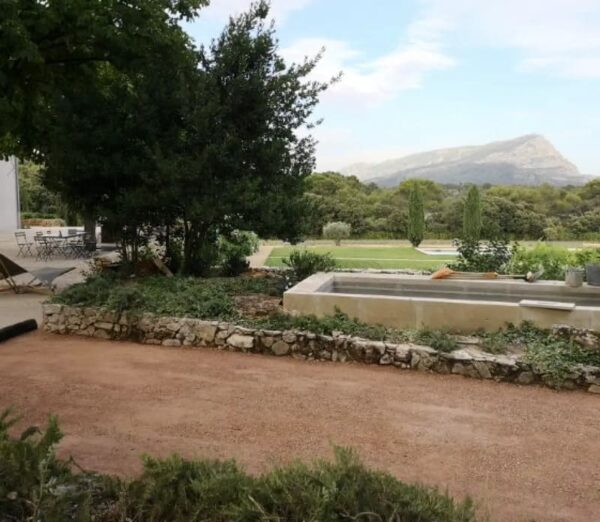 Terrain de pétanque avec du sable rose
