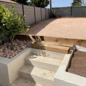 Terrain de pétanque avec du sable rose