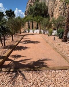 Terrain de pétanque avec du sable rose