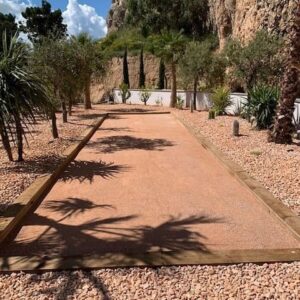 Terrain de pétanque avec du sable rose