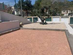 Aménagement extérieur avec du sable de marbre rose à Draguignan