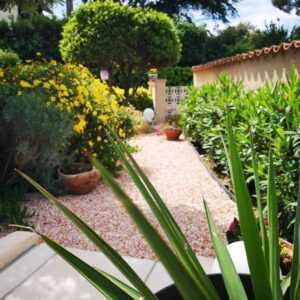 Allée de maison avec des galets décoratifs de Marbre rose à Istres