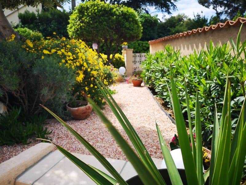 Allée de maison avec des galets décoratifs de Marbre rose à Istres