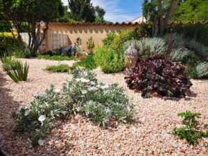 Aménagement extérieur avec des graviers de Marbre rose près de Paradou