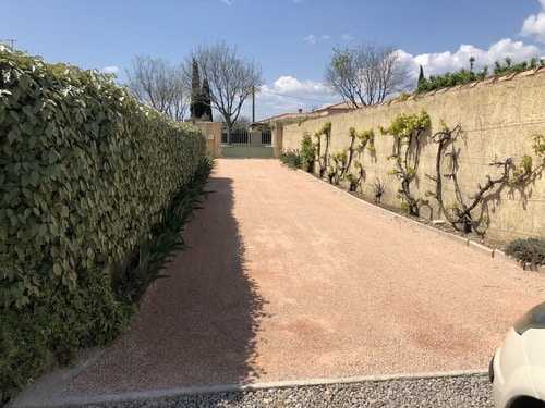 Une allée de maison avec du sable de Marbre rose