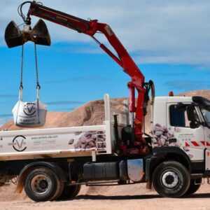 Camion à bras articulé pour livrer vos granulats e big bag.