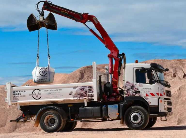 Camion à bras articulé pour livrer vos granulats e big bag.