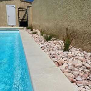 Galet décoratif au bord de piscine