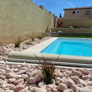 Galet décoratif au bord de piscine