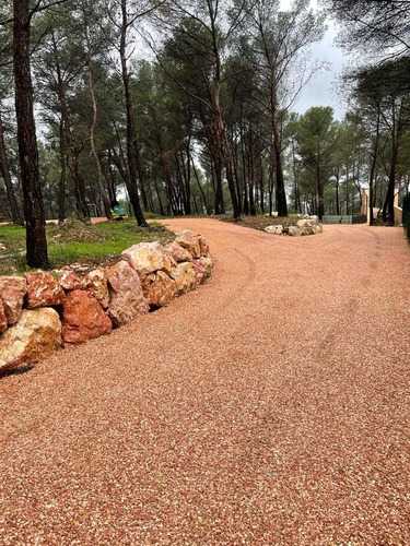 Chemin piétonnier et carrossable en gravier de marbre rose.