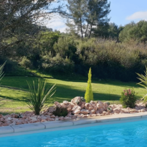 Aménagement d'un pourtour de piscine à proximité de La Destrousse