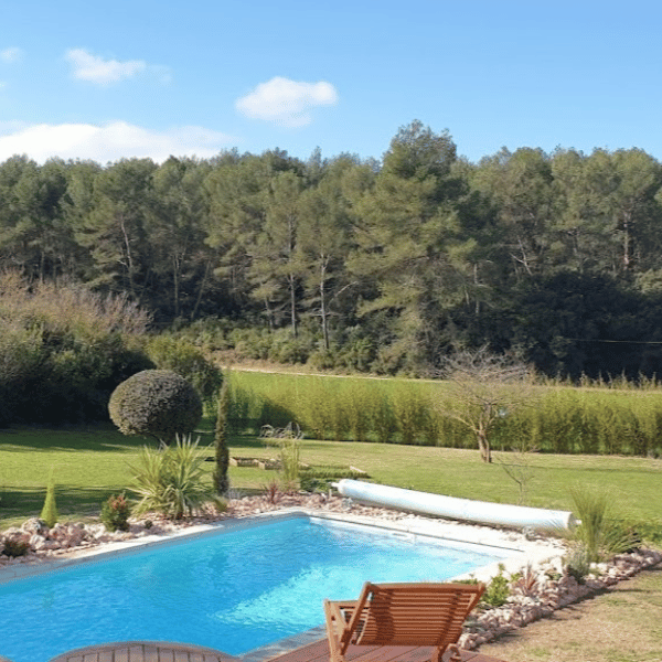 Aménagement d'un pourtour de piscine avec les agrégats de Marbre rose à St-Marc-Jaumegarde