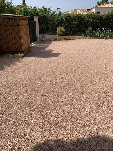 Aménager un jardin en gravier de marbre à Cotignac