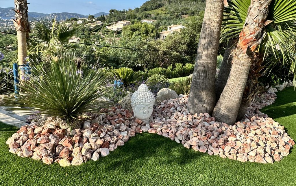 idée déco jardin gravier aménagement extérieur avec du gravier de marbre rose à Ceyreste