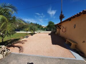 Allée de maison avec du sable de marbre rose à Fréjus