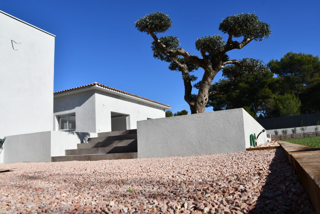 Allée de maison avec du gravier 15/20 de marbre rose à La Roque-d'Anthéron