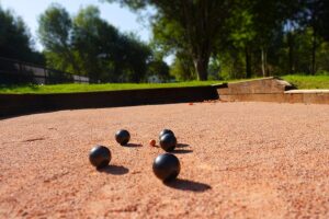 Aménagement extérieur avec du sable pétanque 0/8 de marbre rose