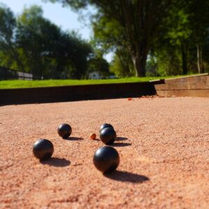 Aménagement extérieur avec du sable pétanque 0/8 de marbre rose à Cuges les Pins