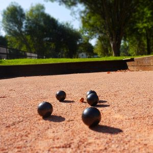 Aménagement extérieur avec du sable pétanque 0/8 de marbre rose à Cuges les Pins