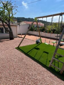 Aménagement extérieur pour les enfants avec des agrégats de marbre rose à Puyloubier