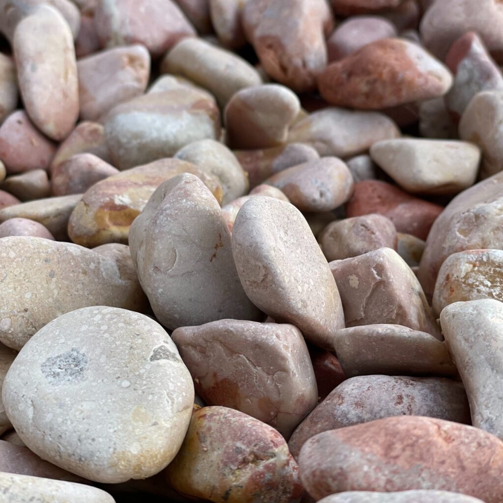 Aménagement extérieur avec des galets de Marbre rose à Cuges-les-Pins