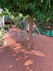 Aménagement extérieur avec du sable de marbre rose à Cabanes