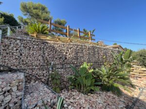 Aménagement extérieur avec des pierres à gabion de Marbre Rose à Verquières