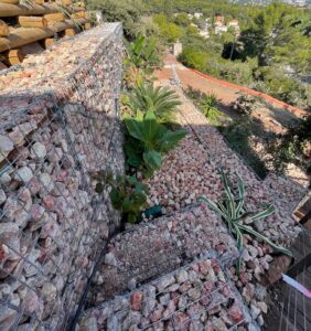 Aménagement extérieur avec des pierres à gabion de Marbre Rose à Peynier