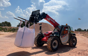 Chargement de big bag de gravier dans camion, remorque