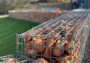 Aménagement extérieur avec des pierres à gabion de Marbre rose à Le Mans