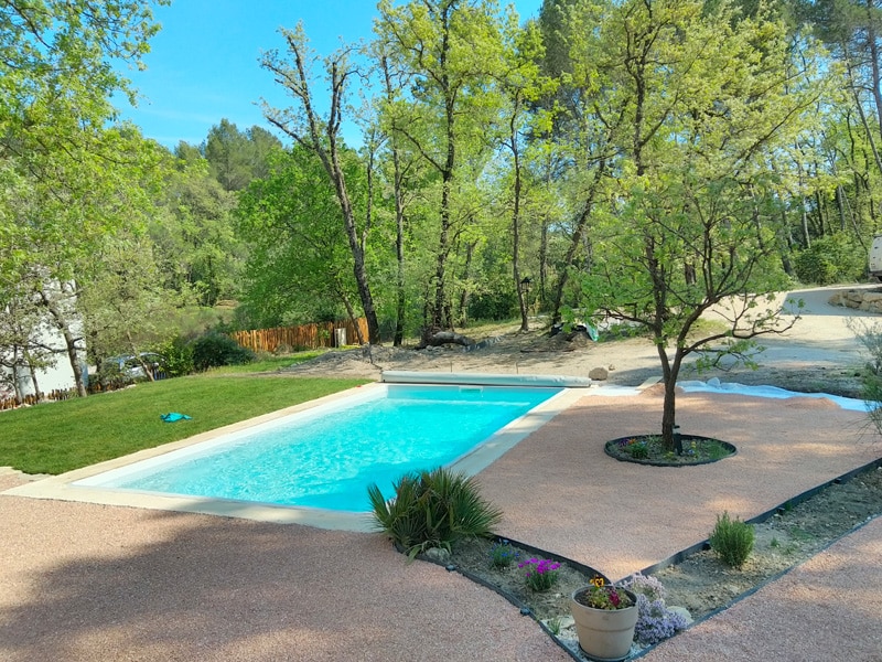 Aménagement d'un pourtour de piscine avec du sable de marbre rose à Macon